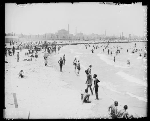 File:BLACK FAMILY ENJOYING THE SUMMER WEATHER AT CHICAGO'S 12TH STREET BEACH  ON LAKE MICHIGAN. FROM 1960 TO 1970 THE - NARA - 556297.jpg - Wikimedia  Commons
