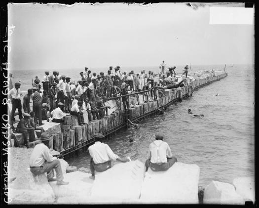 File:BLACK FAMILY ENJOYING THE SUMMER WEATHER AT CHICAGO'S 12TH STREET BEACH  ON LAKE MICHIGAN. FROM 1960 TO 1970 THE - NARA - 556297.jpg - Wikimedia  Commons